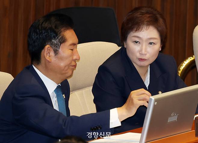 정청래 더불어민주당 대표(왼쪽)와 이언주 최고위원이 지난 19일 국회 본회의에서 무거운 표정으로 대화하고 있다. 박민규 선임기자