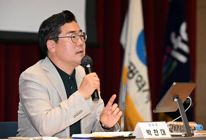 20일 연수구 송도국제도시 G타워 민원동 3층 대강당에서 열린 타운홀미팅인 ‘인천을 듣다 미래를 잇다’에서 박찬대 인천시장 당선인이 발언하고 있다. 인수위 제공