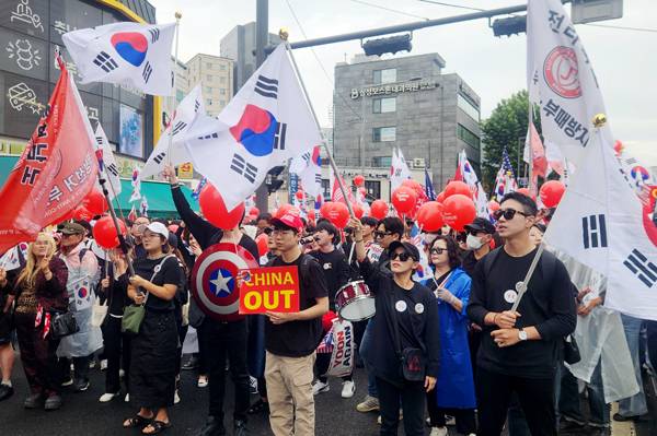 ▲ 2025년 10월3일 자유대학과 부정선거방지대 등 단체 회원들이 서울 지하철 1·4호선 동대문역을 출발해 종로구 광화문 방면으로 행진하고 있다. ⓒ연합뉴스