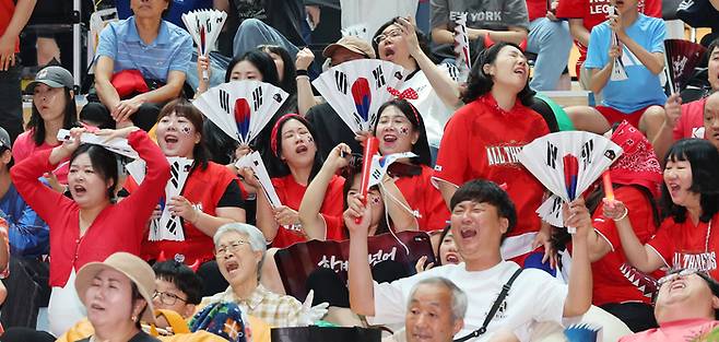 2026 북중미 월드컵 조별리그 A조 한국과 멕시코의 경기가 열린 지난 19일 인천 중구 상상플랫폼에서 시민들이 대형 스크린으로 중계방송을 보며 아쉬워하고 있다. [연합뉴스]