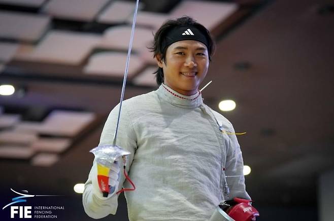 20일 열린 아시아선수권 남자 사브르 개인전에서 금메달을 획득한 오상욱이 환하게 웃고 있다. FIE 공식 인스타그램