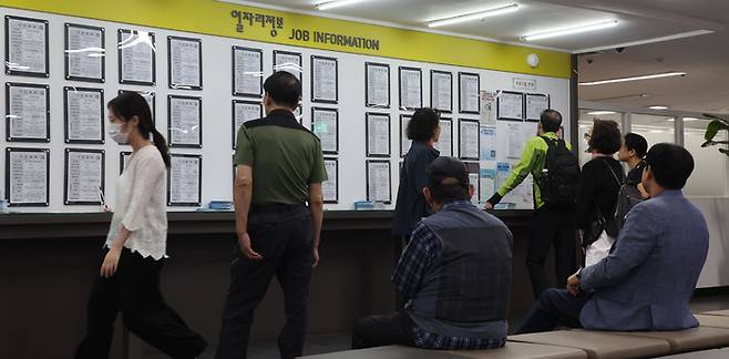 서울 마포구 서부고용복지플러스센터에서 구직자들이 채용 정보를 살펴보고 있다. 이날 국가데이터처가 발표한 5월 고용동향에 따르면 지난달 취업자는 2912만명으로 전년 동월 대비 4만명(-0.1%) 감소했다. [이승환 기자]