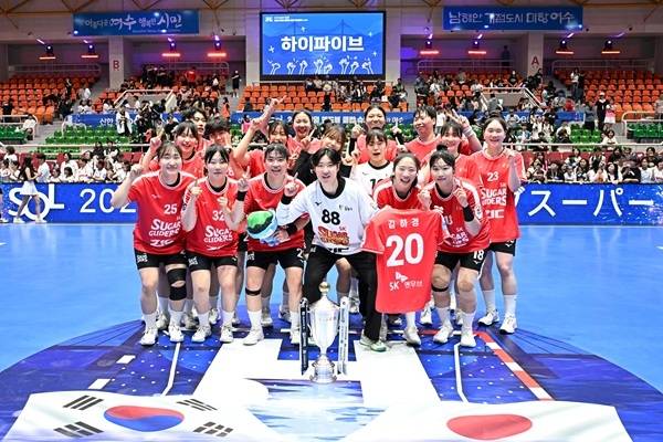 사진 신한 super SOL 2026 한일 핸드볼 클럽 슈퍼매치 in 여수 여자부 경기 승리를 거둔 SK슈가글라이더즈