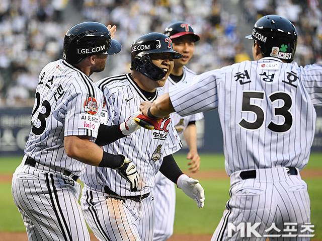 20일 서울 잠실야구장에서 ‘2026 프로야구’ 두산 베어스와 LG 트윈스의 경기가 열렸다. 8회말 1사 1,2루에서 LG 문보경이 스리런을 날린 뒤 기뻐하고 있다. 사진(잠실 서울)=천정환 기자