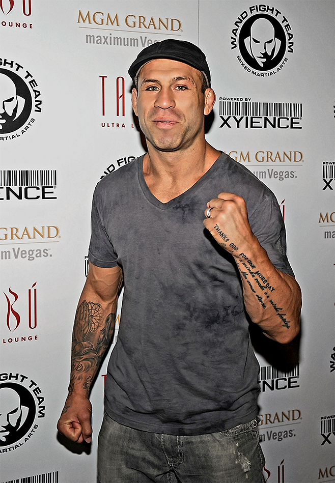 반데를레이 세자르 다시우바가 2011년 7월 미국 네바다주 라스베이거스 MGM 그랜드 호텔 UFC 132 애프터 파티장에 도착하여 촬영에 응하고 있다. 다시우바의 35번째 생일 하루 전이었다. 사진=Getty Images=연합뉴스 제공