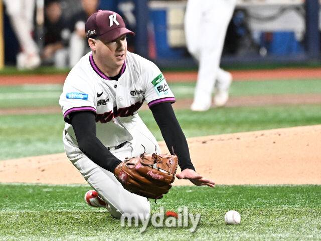 20일 오후 서울 고척스카이돔에서 진행된 '2026 프로야구 KBO리그' 키움히어로즈와 롯데자이언츠의 경기. 키움 로젠버그가 3회초 1사 1루서 황성빈의 기습번트 타구에 몸을 날리고 있다./송일섭 기자