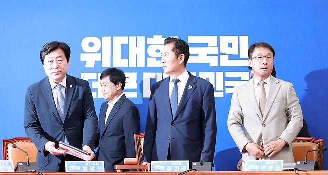 정청래 더불어민주당 대표, 한병도 원내대표와 최고위원들이 19일 국회에서 열린 최고위원회의에 참석하고 있다. [연합]