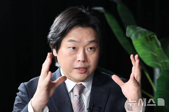 [서울=뉴시스] 도널드 트럼프 미국 행정부와 이란 정권이 종전 양해각서(MOU)를 체결하고 핵 문제와 경제 제재 해제를 논의하는 본협상 단계에 접어들었다. 그러나 60일로 규정된 시한 내에 핵 합의를 최종 타결하기는 어렵다는 분석이 나온다. 11월3일 미국 중간선거 등 주요 분기점을 앞두고 '스몰딜' 성과를 발표해나가는 장기전으로 흐를 가능성이 높다는 것이다. 사진은 백승훈 한국외대 중동연구소 전임연구원. 2026.06.19.