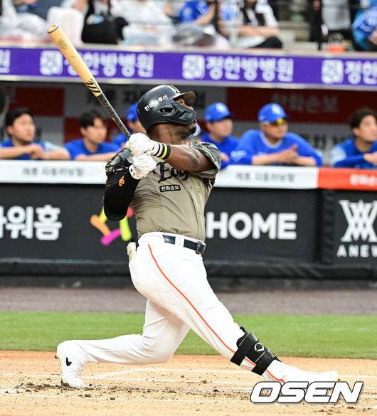 [OSEN=대전, 지형준 기자] 20일 대전 한화생명 볼파크에서 2026 신한 SOL KBO리그 한화 이글스와 삼성 라이온즈의 경기가 열렸다.한화는 왕옌청, 삼성은 장찬희를 선발로 내세웠다.1회말 1사에서 한화 페라자가 선제 좌월 솔로포를 날리고 있다. 2026.06.20&nbsp;/ jpnews@osen.co.kr