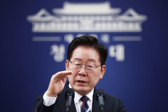▲이재명 대통령이 19일 청와대 춘추관에서 열린 G7 참석·유럽 순방 결과 브리핑에서 취재진 질문에 답하고 있다. ⓒ연합뉴스