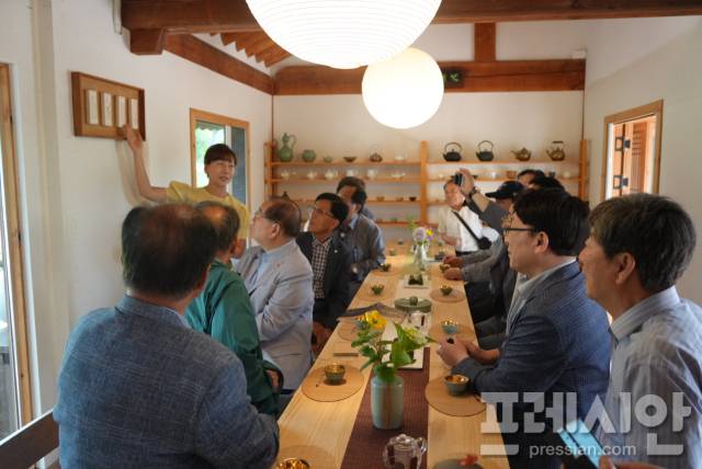 ▲19일 전남 강진군 성전면 백운차실에서 이현정 이한영차문화원장이 광복회 관계자들에게 차 종류에 대해 설명하고 있다.2026.06.19ⓒ프레시안(김보현)