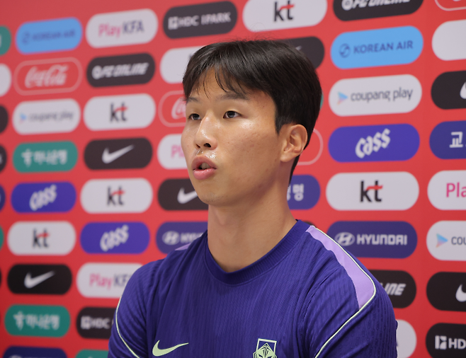 멕시코와 2026 북중미 월드컵 A조 조별리그 2차전을 치른 한국 축구 국가대표팀 엄지성이 19일(현지시간) 멕시코 과달라하라 인근 사포판의 치바스 베르데 바예에서 훈련을 하기 앞서 취재진 질문에 답변하고 있다. 2026.6.20 사포판 연합뉴스