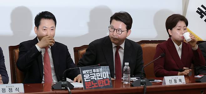 장동혁 국민의힘 대표(왼쪽)와 양향자 최고위원(오른쪽)이 6월15일 국회에서 열린 최고위원회의에서 물을 마시고 있다. ⓒ연합뉴스