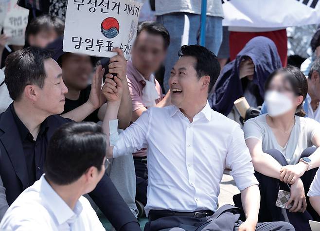 6·3 지방선거 투표용지 부족 사태로 촉발된 잠실 개표소 봉쇄 시위가 이어진 6월16일 장동혁 국민의힘 대표가 서울 송파구 올림픽공원 핸드볼경기장 개표소 앞에 자리를 잡고 시위 참가자들과 대화하고 있다. ⓒ연합뉴스