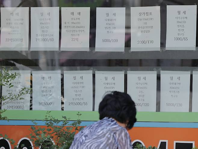 서울 주택의 전체 임대차 거래 중 월세 비중이 70%에 육박하며 높은 수준을 유지하는 가운데 5월31일 서울의 한 부동산 중개업소에 매매, 월세 매물 정보가 붙어 있다. ⓒ연합뉴스