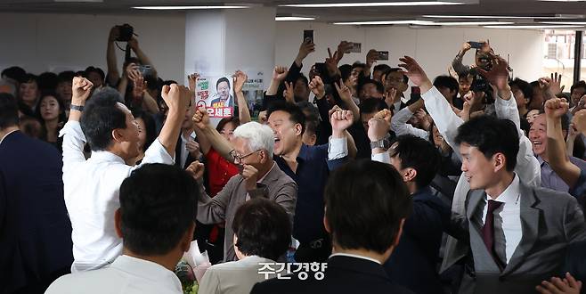 제9회전국동시지방선거에서 서울시장에 당선돼 서울시장 사상 첫 5선에 성공한 오세훈 국민의힘 서울시장 후보가 6월 4일 서울 종로구 선거캠프에서 지지자들을 향해 포효하고 있다. /성동훈 기자