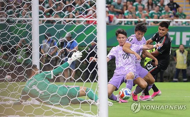 라울 랑헬에 막힌 동점 찬스 (사포판[멕시코 할리스코주]=연합뉴스) 류영석 기자 = 18일(현지시간) 멕시코 사포판 과달라하라 스타디움에서 열린 2026 북중미 월드컵 A조 2차전 한국과 멕시코의 경기. 조규성의 헤더슛이 멕시코 골키퍼 라울 랑헬에게 막히고 있다. 2026.6.19 ondol@yna.co.kr