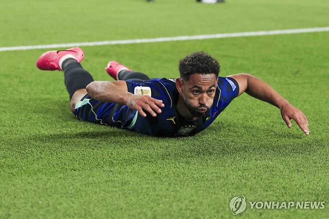 서핑 세리머니를 하는 마테우스 쿠냐 [EPA=연합뉴스]