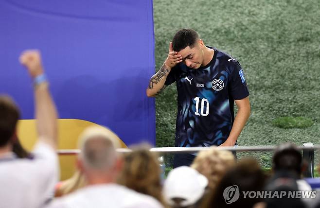 퇴장당하는 파라과이 알미론 [AFP=연합뉴스]