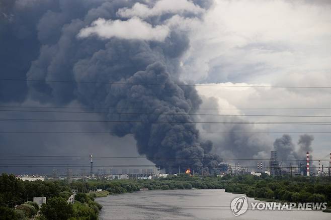 지난 18일 폭발로 검은 연기 내뿜는 러시아 모스크바 대형 정유 공장 [로이터=연합뉴스. 재판매 및 DB 금지]