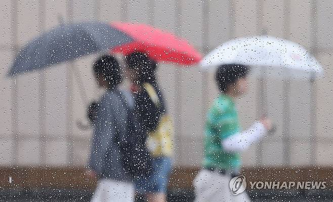 비 내리는 서울 (서울=연합뉴스) 한종찬 기자 = 비가 내린 20일 서울 경복궁 인근에서 시민들이 우산을 쓰고 길을 걷고 있다. 2026.6.20 saba@yna.co.kr