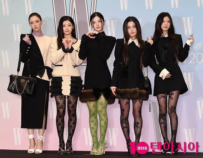 아일릿이 공식 행사에 참석해 포즈를 취하고 있다./사진=텐아시아DB