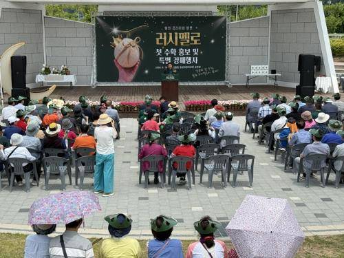 ◇철원군과 철원러시멜로생산자연합회는 지난 19일 갈말읍 명성어린이공원 공연장에서 ‘러시멜로 첫 수확 홍보 및 특별 경매행사’를 열고 특별 경매를 진행했다.