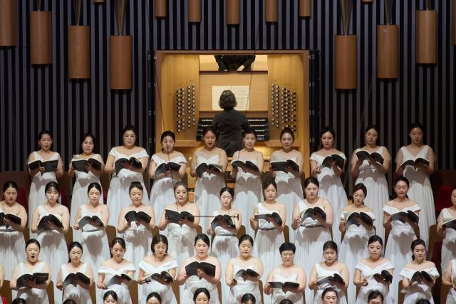 지난 18일 오후 부산콘서트홀에서 열린 부산시립교향악단 제631회 정기연주회 ‘부산, 말러’ 공연이 한창이다. 사진은 합창단 모습. 부산시향 제공