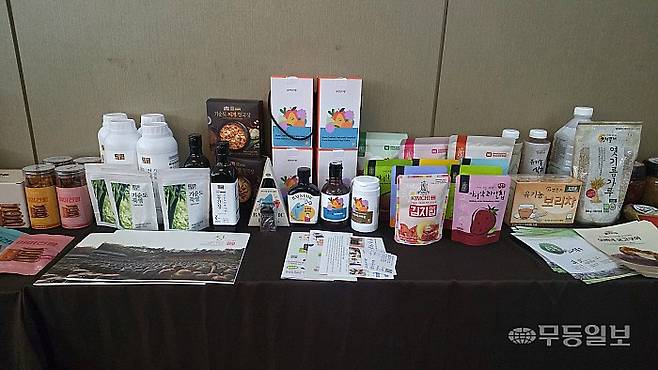 전남식품수출협회는 지난 15일 나주 중흥골드스파리조트에서 60개 회원사와 전남도중소기업일자리경제진흥원 등 유관기관 관계자 100여명이 참석한 가운데 ‘2026년 전남식품수출협회 회원사 수출교육·품평회’를 개최했다. 품평회 참여 상품들이 진열돼 있다. 강승희기자 wlog@mdilbo.com