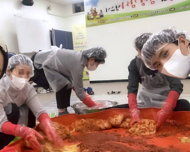 이강씨가 대학 시절 김장 봉사 활동 당시 사진.(이강 씨 제공)