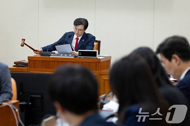 강민국 국회 정무위원회 법안심사제2소위원장이 11일 서울 여의도 국회에서 열린 제435회 국회(임시회) 정무위원회 제1차 법안심사제2소위원회에서 의사봉을 두드리고 있다. 2026.5.11 ⓒ 뉴스1 유승관 기자