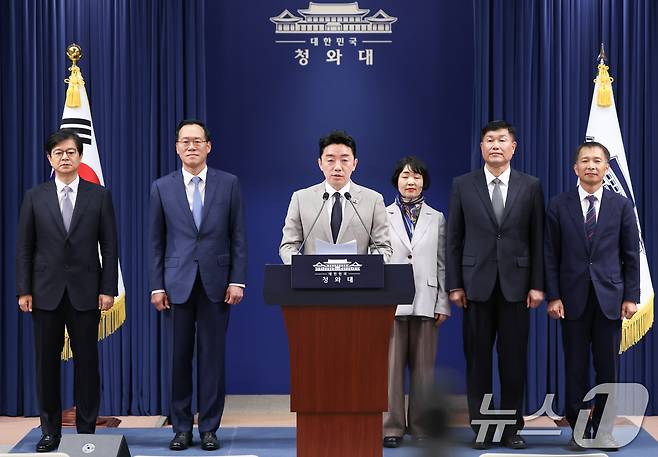 왼쪽부터 성기홍 홍보소통수석비서관, 한찬식 민정수석비서관, 강 비서실장, 김경자 사회수석비서관, 강건작 국가안보실 제1차장, 송기호 국가안보실 제3차장. 2026.6.21 ⓒ 뉴스1 허경 기자