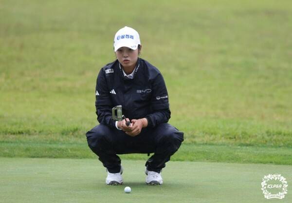 서교림이 KLPGA 투어 인카금융 더헤븐 마스터즈에서 이틀 연속 7언더파를 몰아치며 단독 선두에 올랐다. (서교림이 그린에서 브레이크를 파악하고 있다). /사진= KLPGA