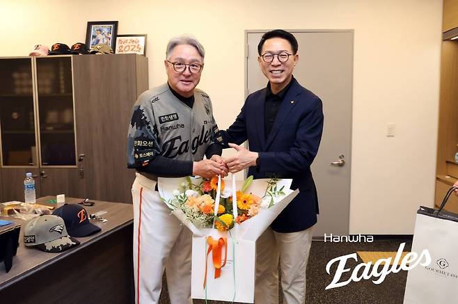 20일 삼성전에 앞서 한화 이글스 박종태 대표이사로부터 축하의 꽃다발을 전달받는 김경문 감독.
사진제공=한화 이글스