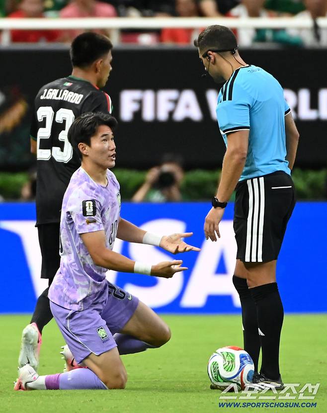 19일(한국시각) 멕시코 과달라하라 사포판의 에스타디오 과달라하라에서 열린 2026 북중미월드컵 대한민국과 멕시코의 경기. 양현준이 가야르도와 공을 다투다 넘어진 후 심판에게 어필하고 있다. 사포판(멕시코)=허상욱 기자wook@sportschosun.com/2026.06.19/