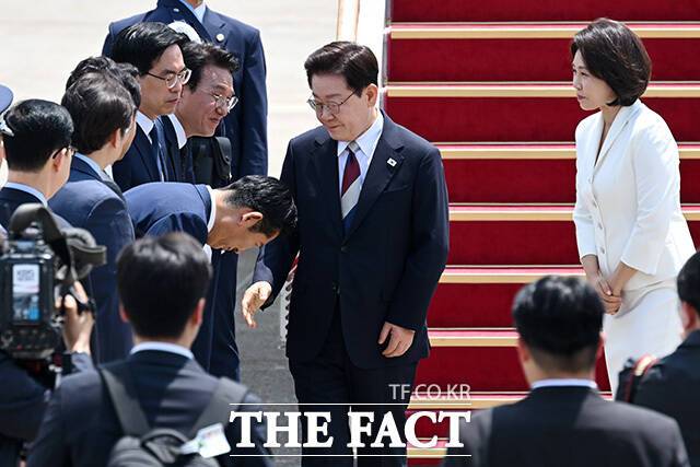 지방선거 이후 내홍을 겪던 더불어민주당이 이재명 대통령 귀국 행사에 한자리에 모이면서 당내 긴장감이 다소 누그러진 분위기다. 사진은 유럽 방문과 G7(주요 7개국) 정상회의 참석 등 순방 일정을 마친 이 대통령이 지난 18일 오전 경기도 성남시 서울공항에 도착해 정청래 민주당 대표와 인사를 나누고 있는 모습. /남용희 기자