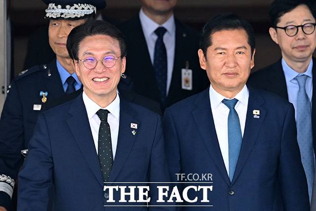 이재명 대통령은 19일 유럽·G7 정상회의 순방 결과 브리핑에서 더불어민주당 내 당권 경쟁을 두고 "원수 싸우듯 하지 말라"고 말했다. 사진은 유럽 방문과 G7(주요 7개국) 정상회의 참석 등 순방 일정을 마친 이 대통령이 귀국하는 지난 18일 오전 경기도 성남시 서울공항에 김민석 국무총리와 정청래 민주당 대표가 이 대통령을 마중하기 위해 이동하고 있는 모습. /남용희 기자