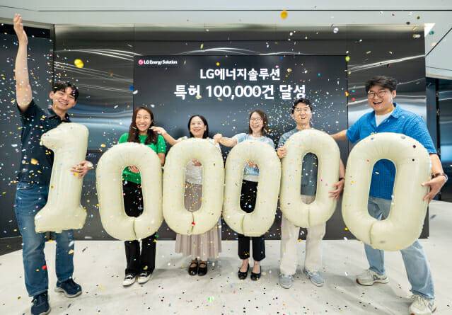 LG에너지솔루션 여의도 본사에서 직원들이 특허 10만 건 돌파 기념 촬영을 하고 있다.