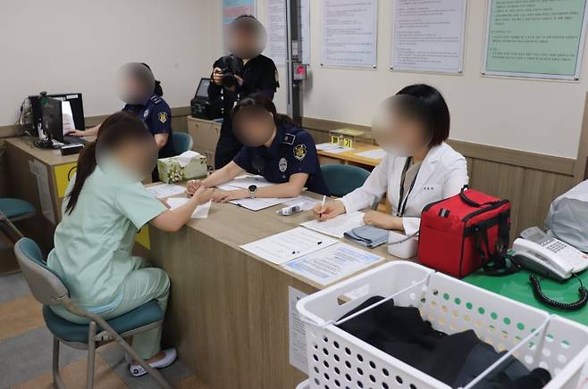지난 17일 청주여자교도소에서 서류 확인 등 입소 절차가 진행되고 있다./법무부 제공