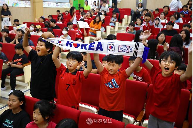 황인범의 모교인 대전문화초 학생들이 지난 19일 2026 북중미 월드컵 대한민국 대표팀의 조별리그 2차전 멕시코와의 경기를 힘차게 응원하고 있다. 김영태 기자