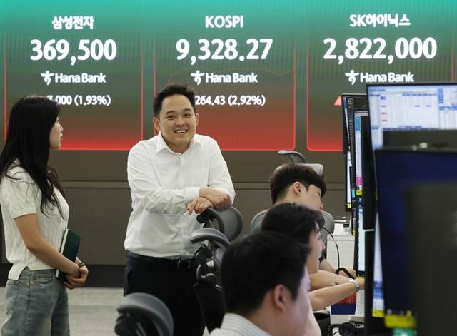 서울 중구 하나은행 딜링룸 현황판에 코스피, SK하이닉스와 삼성전자 주가가 표시되고 있다. [연합뉴스]