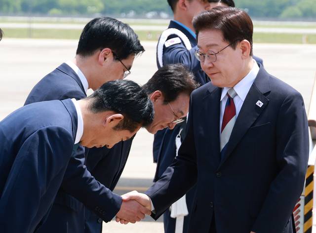 주요 7개국(G7) 정상회의와 유럽 순방을 마치고 귀국한 이재명 대통령이 지난 6월 18일 성남 서울공항에서 환영나온 정청래(왼쪽) 더불어민주당 당대표, 김민석(가운데) 국무총리 인사하고 있다. [연합뉴스]