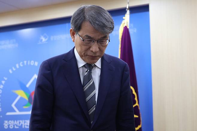 노태악 전 중앙선거관리위원장이 지난 5일 경기도 과천시 중앙선거관리위원회에서 투표용지 부족 사태에 대한 대국민 사과를 마치고 나서고 있다. 최현수 기자 emd@hani.co.kr