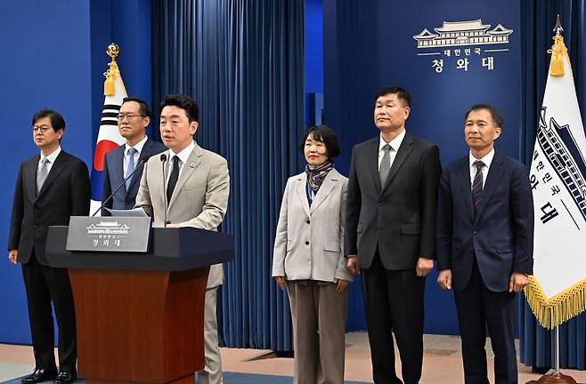 강훈식 대통령 비서실장이 21일 청와대 춘추관에서 교체된 청와대 비서관을 소개하고 있다. 성기홍 홍보소통수석비서관(뒷줄 왼쪽부터), 한찬식 민정수석비서관, 김경자 사회수석비서관, 강건작 국가안보실 제1차장, 송기호 국가안보실 제3차장. 청와대사진기자단