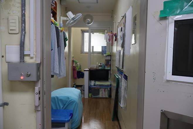 충북 청주시 청주여자교도소 독방(독거실) 모습. 홀로 쓰기도 좁은 공간이지만, 과밀수용 문제로 2명이서 지낸다. 법무부 제공
