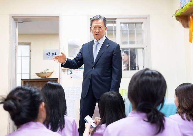 정성호 법무부 장관이 17일 충북 청주시 청주여자교도소에서 열린 ‘제3차 교정시설 현장 진단’에 참석해 시설을 둘러보고 있다. 법무부 제공