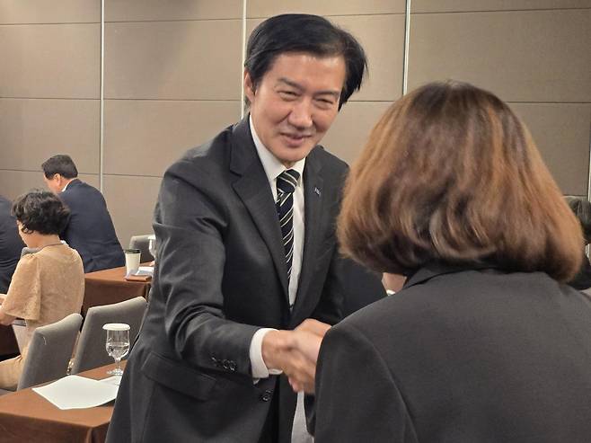 조국 전 조국혁신당 대표가 17일 광주 서구 치평동 브리브 광주 바이 롯데호텔에서 열린 6·3지방선거 당선자 워크숍을 찾아 당선자들과 악수하고 있다. 뉴스1