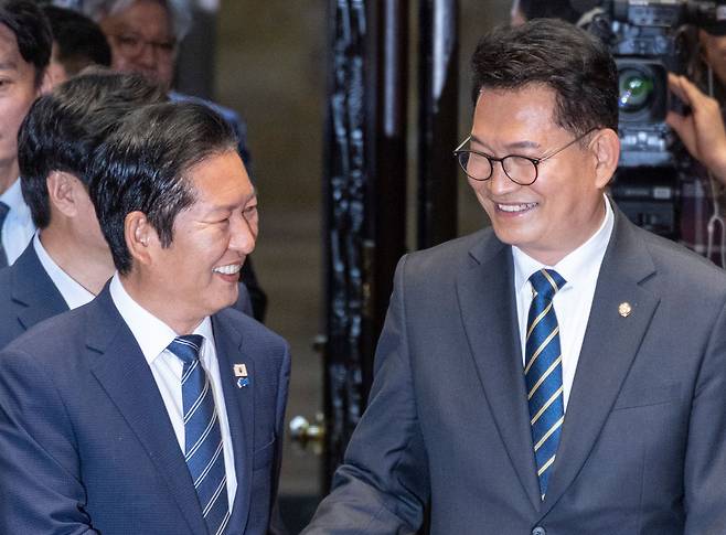 더불어민주당 정청래 대표(왼쪽)가 11일 국회에서 열린 의원총회에 입장하다 송영길 의원과 악수하고 있다. 연합뉴스