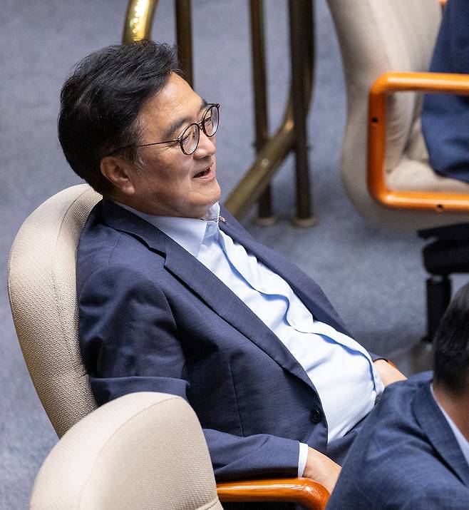 우원식 전 국회의장이 18일 국회에서 열린 6월 임시국회 3차 본회의에 참석해 조정식 국회의장의 회의 진행을 바라보고 있다. 연합뉴스