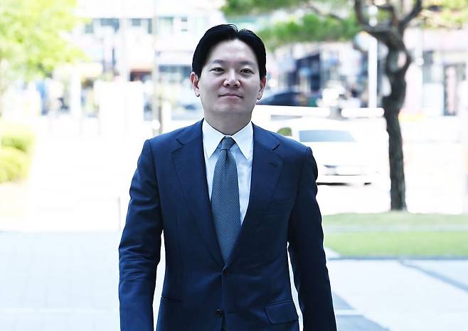 박상용 인천지검 부부장검사가 지난 16일 경기 수원시 영통구 수원지방법원에서 열리는 이화영 전 경기도 평화부지사의 국민참여재판에 증인으로 출석하고 있다. 뉴스1